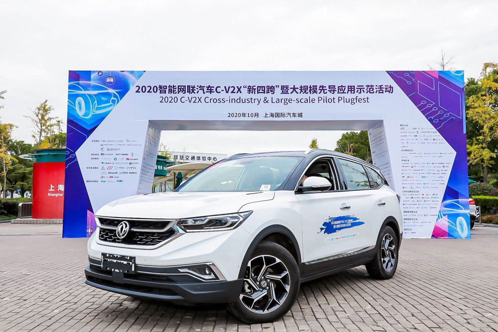搭载了星河智行V2X车载设备的测试汽车东风风神AX7